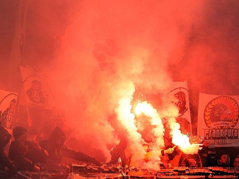 Frankfurter Anhänger zündeten in Leverkusen Pyrotechnik.