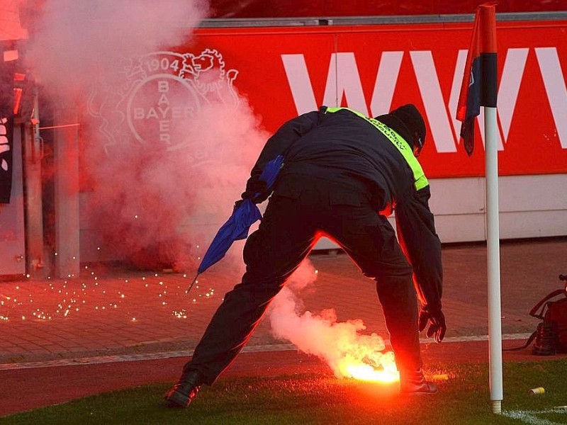 Frankfurter Anhänger zündeten in Leverkusen Pyrotechnik.