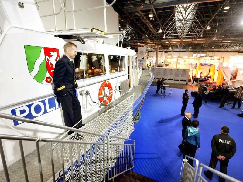 Foto von Mittwoch, den 23.01.2013 von der weltgrößten Bootsausstellung - Boot - in Düsseldorf. Zahlreiche Aussteller aus Duisburg sind dort vertreten und zeigen ihre neuesten Produkte oder werben für ihre Vereine oder Institutionen. Aber auch viele Besucher kommen aus Duisburg zur Wassersport - Messe. Im Foto: Die Wasserschutzpolizei NRW präsentiert sich mit einigen ihrer Boote Im Foto: Stephan Eickershoff/WAZFotoPool