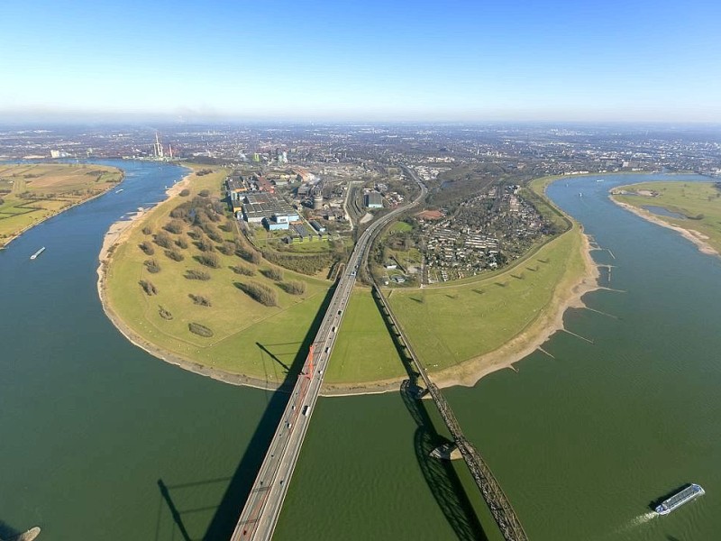 Der Rheinbogen mit A42 in Beeckerswerth.