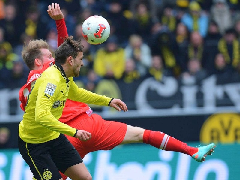 Borussia Dortmund gewinnt vor heimischem Publikum mit 4:2 gegen den FC Augsburg: Für den BVB erzielte Julian Schieber zwei Tore (22., 52.) - außerdem trafen Neven Subotic (64.) und Robert Lewandowski (90.). Für den FC Augsburg waren zwischenzeitlich noch Daniel Baier (43.) und Kevin Vogt (45.) erfolgreich.