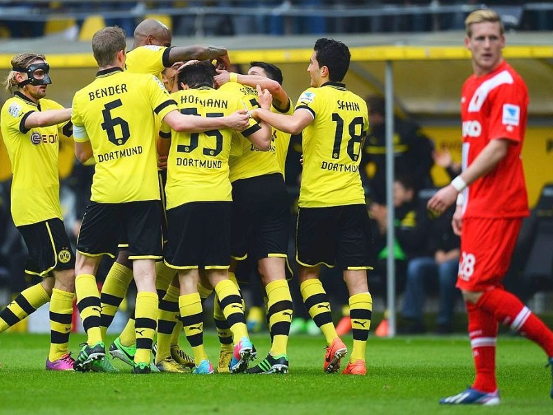 Borussia Dortmund gewinnt vor heimischem Publikum mit 4:2 gegen den FC Augsburg: Für den BVB erzielte Julian Schieber zwei Tore (22., 52.) - außerdem trafen Neven Subotic (64.) und Robert Lewandowski (90.). Für den FC Augsburg waren zwischenzeitlich noch Daniel Baier (43.) und Kevin Vogt (45.) erfolgreich.