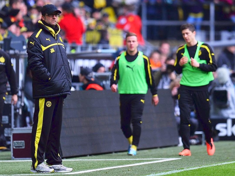 Borussia Dortmund gewinnt vor heimischem Publikum mit 4:2 gegen den FC Augsburg: Für den BVB erzielte Julian Schieber zwei Tore (22., 52.) - außerdem trafen Neven Subotic (64.) und Robert Lewandowski (90.). Für den FC Augsburg waren zwischenzeitlich noch Daniel Baier (43.) und Kevin Vogt (45.) erfolgreich.