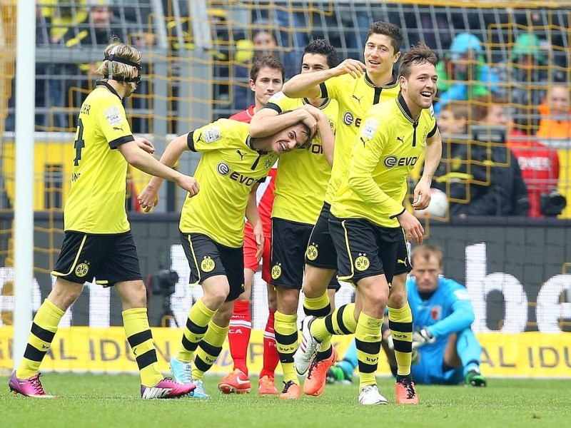 Borussia Dortmund gewinnt vor heimischem Publikum mit 4:2 gegen den FC Augsburg: Für den BVB erzielte Julian Schieber zwei Tore (22., 52.) - außerdem trafen Neven Subotic (64.) und Robert Lewandowski (90.). Für den FC Augsburg waren zwischenzeitlich noch Daniel Baier (43.) und Kevin Vogt (45.) erfolgreich.