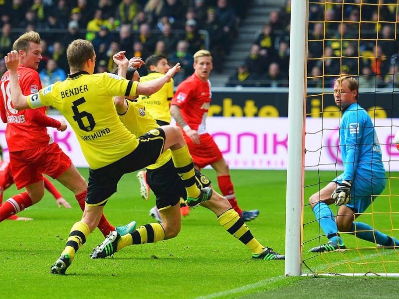 Borussia Dortmund gewinnt vor heimischem Publikum mit 4:2 gegen den FC Augsburg: Für den BVB erzielte Julian Schieber zwei Tore (22., 52.) - außerdem trafen Neven Subotic (64.) und Robert Lewandowski (90.). Für den FC Augsburg waren zwischenzeitlich noch Daniel Baier (43.) und Kevin Vogt (45.) erfolgreich.