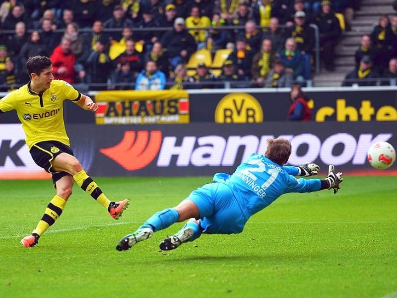 Borussia Dortmund gewinnt vor heimischem Publikum mit 4:2 gegen den FC Augsburg: Für den BVB erzielte Julian Schieber zwei Tore (22., 52.) - außerdem trafen Neven Subotic (64.) und Robert Lewandowski (90.). Für den FC Augsburg waren zwischenzeitlich noch Daniel Baier (43.) und Kevin Vogt (45.) erfolgreich.