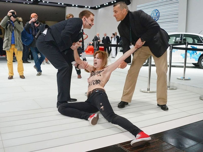 Schreckmoment beim Rundgang von Merkel und Putin auf der Hannover-Messe. Der Nackt-Protest von Femen-Aktivistinnen sorgte kurzzeitig für Aufregung.