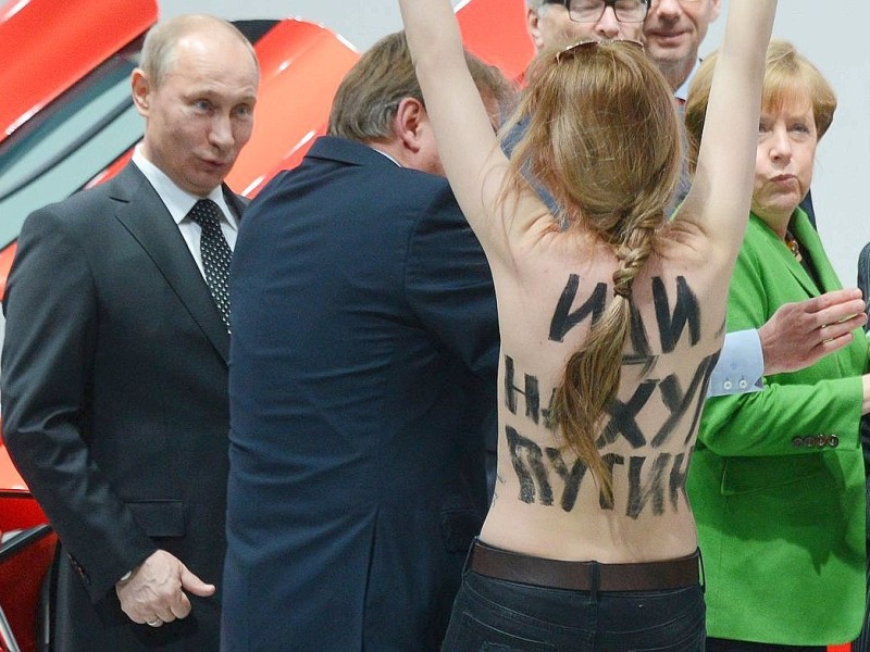 Schreckmoment beim Rundgang von Merkel und Putin auf der Hannover-Messe. Der Nackt-Protest von Femen-Aktivistinnen sorgte kurzzeitig für Aufregung.