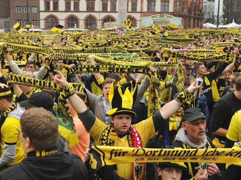 Tausende BVB-Fans haben sich schon Stunden vor Anpfiff die besten Plätze bei den Public Viewings ni der Innenstadt von Dortmund gesichert.