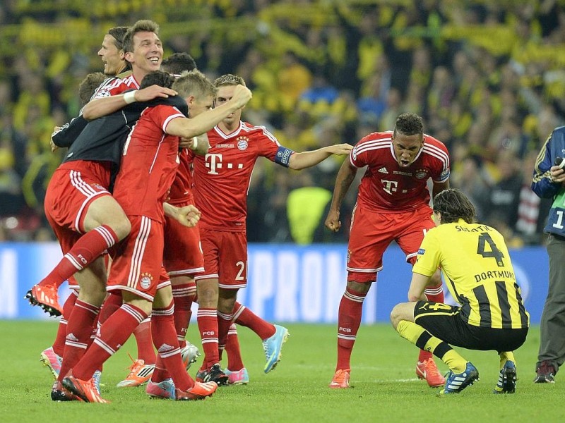 Zwölf Monate nach der Final-Schmach dahoam hat der FC Bayern München Europas Fußball-Thron zurückerobert. Der deutsche Meister siegte am Samstag im Champions League-Finale gegen den nationalen Erzrivalen Borussia Dortmund mit 2:1 (0:0) und krönte seine Saison der Superlative mit dem zweiten Gewinn der Königsklasse nach 2001. Nach dem Trauma der Final-Niederlagen von 2010 und 2012 stillten Treffer von Mario Mandzukic (60. Minute) und Arjen Robben (89.) vor 86 298 Zuschauern im ausverkauften Londoner Wembley-Stadion die Sehnsucht der Münchner nach einem internationalen Titel.