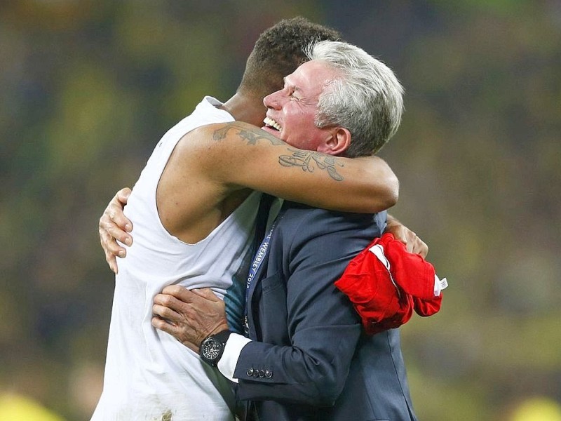 Zwölf Monate nach der Final-Schmach dahoam hat der FC Bayern München Europas Fußball-Thron zurückerobert. Der deutsche Meister siegte am Samstag im Champions League-Finale gegen den nationalen Erzrivalen Borussia Dortmund mit 2:1 (0:0) und krönte seine Saison der Superlative mit dem zweiten Gewinn der Königsklasse nach 2001. Nach dem Trauma der Final-Niederlagen von 2010 und 2012 stillten Treffer von Mario Mandzukic (60. Minute) und Arjen Robben (89.) vor 86 298 Zuschauern im ausverkauften Londoner Wembley-Stadion die Sehnsucht der Münchner nach einem internationalen Titel.