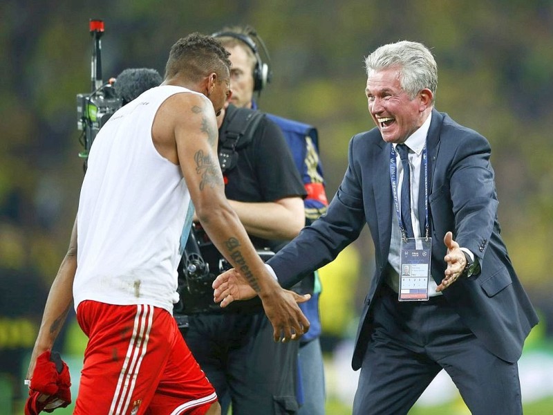 Zwölf Monate nach der Final-Schmach dahoam hat der FC Bayern München Europas Fußball-Thron zurückerobert. Der deutsche Meister siegte am Samstag im Champions League-Finale gegen den nationalen Erzrivalen Borussia Dortmund mit 2:1 (0:0) und krönte seine Saison der Superlative mit dem zweiten Gewinn der Königsklasse nach 2001. Nach dem Trauma der Final-Niederlagen von 2010 und 2012 stillten Treffer von Mario Mandzukic (60. Minute) und Arjen Robben (89.) vor 86 298 Zuschauern im ausverkauften Londoner Wembley-Stadion die Sehnsucht der Münchner nach einem internationalen Titel.