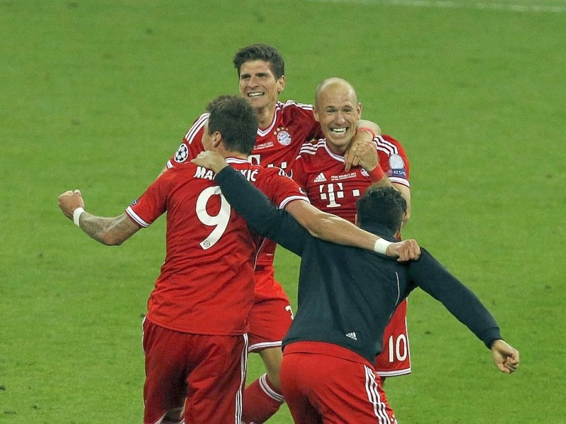 Zwölf Monate nach der Final-Schmach dahoam hat der FC Bayern München Europas Fußball-Thron zurückerobert. Der deutsche Meister siegte am Samstag im Champions League-Finale gegen den nationalen Erzrivalen Borussia Dortmund mit 2:1 (0:0) und krönte seine Saison der Superlative mit dem zweiten Gewinn der Königsklasse nach 2001. Nach dem Trauma der Final-Niederlagen von 2010 und 2012 stillten Treffer von Mario Mandzukic (60. Minute) und Arjen Robben (89.) vor 86 298 Zuschauern im ausverkauften Londoner Wembley-Stadion die Sehnsucht der Münchner nach einem internationalen Titel.