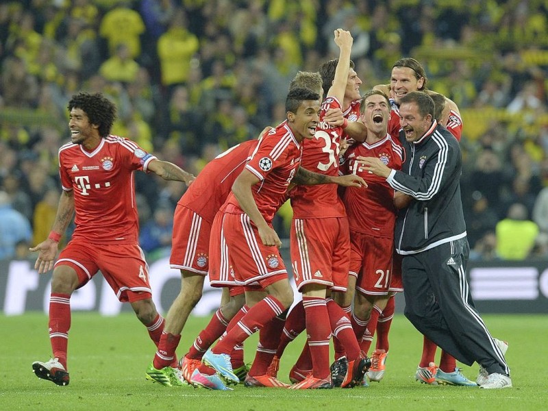 Zwölf Monate nach der Final-Schmach dahoam hat der FC Bayern München Europas Fußball-Thron zurückerobert. Der deutsche Meister siegte am Samstag im Champions League-Finale gegen den nationalen Erzrivalen Borussia Dortmund mit 2:1 (0:0) und krönte seine Saison der Superlative mit dem zweiten Gewinn der Königsklasse nach 2001. Nach dem Trauma der Final-Niederlagen von 2010 und 2012 stillten Treffer von Mario Mandzukic (60. Minute) und Arjen Robben (89.) vor 86 298 Zuschauern im ausverkauften Londoner Wembley-Stadion die Sehnsucht der Münchner nach einem internationalen Titel.