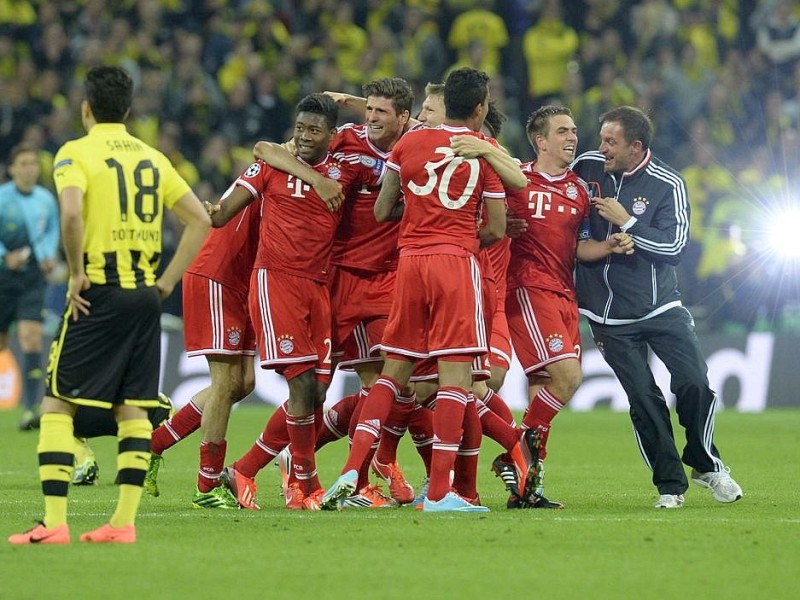 Zwölf Monate nach der Final-Schmach dahoam hat der FC Bayern München Europas Fußball-Thron zurückerobert. Der deutsche Meister siegte am Samstag im Champions League-Finale gegen den nationalen Erzrivalen Borussia Dortmund mit 2:1 (0:0) und krönte seine Saison der Superlative mit dem zweiten Gewinn der Königsklasse nach 2001. Nach dem Trauma der Final-Niederlagen von 2010 und 2012 stillten Treffer von Mario Mandzukic (60. Minute) und Arjen Robben (89.) vor 86 298 Zuschauern im ausverkauften Londoner Wembley-Stadion die Sehnsucht der Münchner nach einem internationalen Titel.