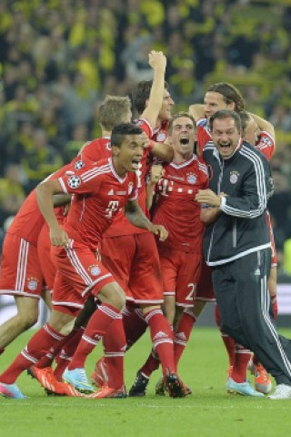 Zwölf Monate nach der Final-Schmach dahoam hat der FC Bayern München Europas Fußball-Thron zurückerobert. Der deutsche Meister siegte am Samstag im Champions League-Finale gegen den nationalen Erzrivalen Borussia Dortmund mit 2:1 (0:0) und krönte seine Saison der Superlative mit dem zweiten Gewinn der Königsklasse nach 2001. Nach dem Trauma der Final-Niederlagen von 2010 und 2012 stillten Treffer von Mario Mandzukic (60. Minute) und Arjen Robben (89.) vor 86 298 Zuschauern im ausverkauften Londoner Wembley-Stadion die Sehnsucht der Münchner nach einem internationalen Titel.