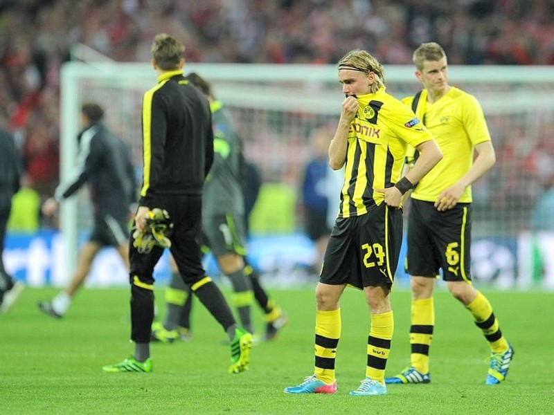 Zwölf Monate nach der Final-Schmach dahoam hat der FC Bayern München Europas Fußball-Thron zurückerobert. Der deutsche Meister siegte am Samstag im Champions League-Finale gegen den nationalen Erzrivalen Borussia Dortmund mit 2:1 (0:0) und krönte seine Saison der Superlative mit dem zweiten Gewinn der Königsklasse nach 2001. Nach dem Trauma der Final-Niederlagen von 2010 und 2012 stillten Treffer von Mario Mandzukic (60. Minute) und Arjen Robben (89.) vor 86 298 Zuschauern im ausverkauften Londoner Wembley-Stadion die Sehnsucht der Münchner nach einem internationalen Titel.