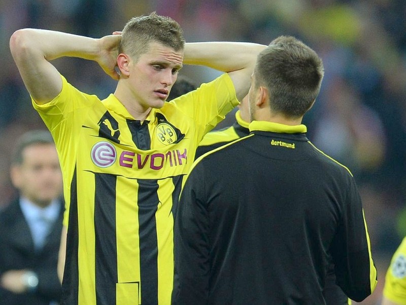 Zwölf Monate nach der Final-Schmach dahoam hat der FC Bayern München Europas Fußball-Thron zurückerobert. Der deutsche Meister siegte am Samstag im Champions League-Finale gegen den nationalen Erzrivalen Borussia Dortmund mit 2:1 (0:0) und krönte seine Saison der Superlative mit dem zweiten Gewinn der Königsklasse nach 2001. Nach dem Trauma der Final-Niederlagen von 2010 und 2012 stillten Treffer von Mario Mandzukic (60. Minute) und Arjen Robben (89.) vor 86 298 Zuschauern im ausverkauften Londoner Wembley-Stadion die Sehnsucht der Münchner nach einem internationalen Titel.