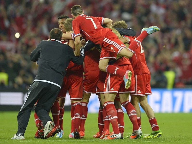 Zwölf Monate nach der Final-Schmach dahoam hat der FC Bayern München Europas Fußball-Thron zurückerobert. Der deutsche Meister siegte am Samstag im Champions League-Finale gegen den nationalen Erzrivalen Borussia Dortmund mit 2:1 (0:0) und krönte seine Saison der Superlative mit dem zweiten Gewinn der Königsklasse nach 2001. Nach dem Trauma der Final-Niederlagen von 2010 und 2012 stillten Treffer von Mario Mandzukic (60. Minute) und Arjen Robben (89.) vor 86 298 Zuschauern im ausverkauften Londoner Wembley-Stadion die Sehnsucht der Münchner nach einem internationalen Titel.