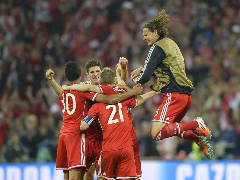 Zwölf Monate nach der Final-Schmach dahoam hat der FC Bayern München Europas Fußball-Thron zurückerobert. Der deutsche Meister siegte am Samstag im Champions League-Finale gegen den nationalen Erzrivalen Borussia Dortmund mit 2:1 (0:0) und krönte seine Saison der Superlative mit dem zweiten Gewinn der Königsklasse nach 2001. Nach dem Trauma der Final-Niederlagen von 2010 und 2012 stillten Treffer von Mario Mandzukic (60. Minute) und Arjen Robben (89.) vor 86 298 Zuschauern im ausverkauften Londoner Wembley-Stadion die Sehnsucht der Münchner nach einem internationalen Titel.