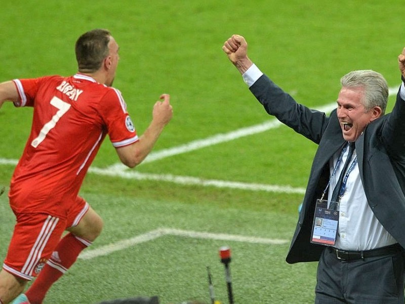 Zwölf Monate nach der Final-Schmach dahoam hat der FC Bayern München Europas Fußball-Thron zurückerobert. Der deutsche Meister siegte am Samstag im Champions League-Finale gegen den nationalen Erzrivalen Borussia Dortmund mit 2:1 (0:0) und krönte seine Saison der Superlative mit dem zweiten Gewinn der Königsklasse nach 2001. Nach dem Trauma der Final-Niederlagen von 2010 und 2012 stillten Treffer von Mario Mandzukic (60. Minute) und Arjen Robben (89.) vor 86 298 Zuschauern im ausverkauften Londoner Wembley-Stadion die Sehnsucht der Münchner nach einem internationalen Titel.