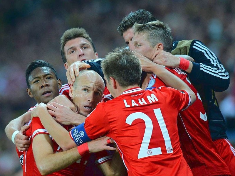 Zwölf Monate nach der Final-Schmach dahoam hat der FC Bayern München Europas Fußball-Thron zurückerobert. Der deutsche Meister siegte am Samstag im Champions League-Finale gegen den nationalen Erzrivalen Borussia Dortmund mit 2:1 (0:0) und krönte seine Saison der Superlative mit dem zweiten Gewinn der Königsklasse nach 2001. Nach dem Trauma der Final-Niederlagen von 2010 und 2012 stillten Treffer von Mario Mandzukic (60. Minute) und Arjen Robben (89.) vor 86 298 Zuschauern im ausverkauften Londoner Wembley-Stadion die Sehnsucht der Münchner nach einem internationalen Titel.