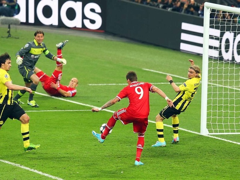 Zwölf Monate nach der Final-Schmach dahoam hat der FC Bayern München Europas Fußball-Thron zurückerobert. Der deutsche Meister siegte am Samstag im Champions League-Finale gegen den nationalen Erzrivalen Borussia Dortmund mit 2:1 (0:0) und krönte seine Saison der Superlative mit dem zweiten Gewinn der Königsklasse nach 2001. Nach dem Trauma der Final-Niederlagen von 2010 und 2012 stillten Treffer von Mario Mandzukic (60. Minute) und Arjen Robben (89.) vor 86 298 Zuschauern im ausverkauften Londoner Wembley-Stadion die Sehnsucht der Münchner nach einem internationalen Titel.