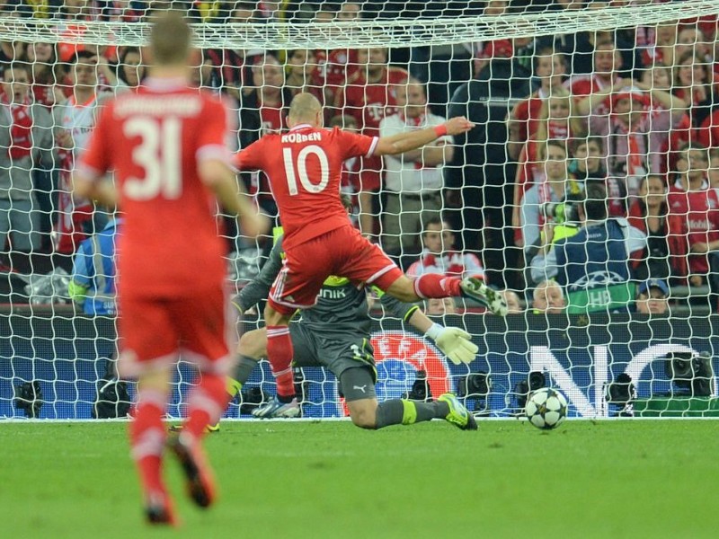 Zwölf Monate nach der Final-Schmach dahoam hat der FC Bayern München Europas Fußball-Thron zurückerobert. Der deutsche Meister siegte am Samstag im Champions League-Finale gegen den nationalen Erzrivalen Borussia Dortmund mit 2:1 (0:0) und krönte seine Saison der Superlative mit dem zweiten Gewinn der Königsklasse nach 2001. Nach dem Trauma der Final-Niederlagen von 2010 und 2012 stillten Treffer von Mario Mandzukic (60. Minute) und Arjen Robben (89.) vor 86 298 Zuschauern im ausverkauften Londoner Wembley-Stadion die Sehnsucht der Münchner nach einem internationalen Titel.