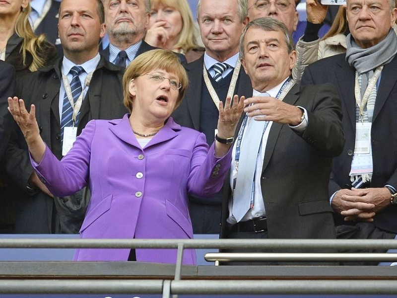 Bundeskanzlerin Angela Merkel verfolgte das Champions-League-Endspiel zwischen Dortmund und Bayern München im Stadion in London.