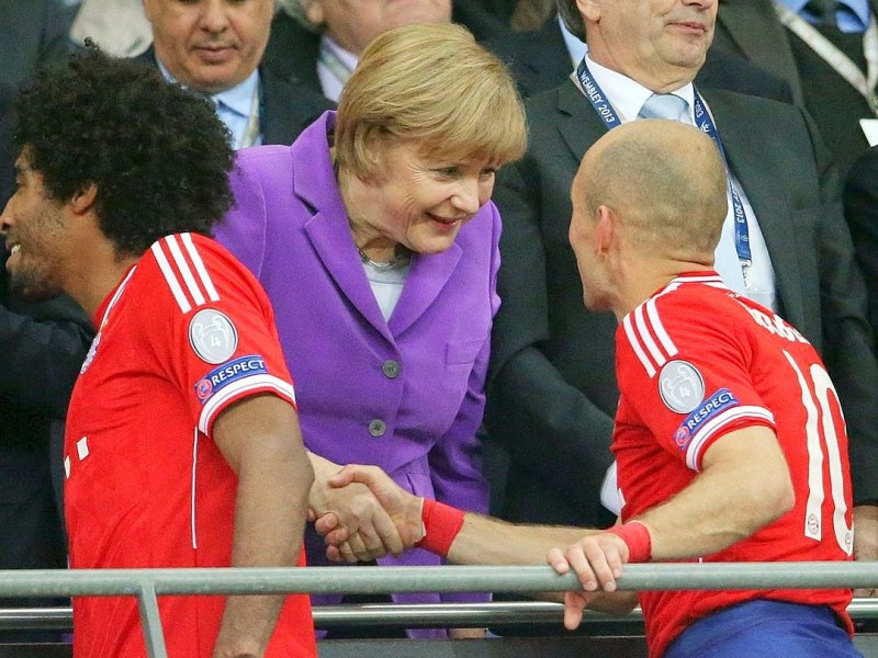 Bundeskanzlerin Angela Merkel verfolgte das Champions-League-Endspiel zwischen Dortmund und Bayern München im Stadion in London.