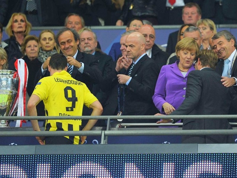 Bundeskanzlerin Angela Merkel verfolgte das Champions-League-Endspiel zwischen Dortmund und Bayern München im Stadion in London.