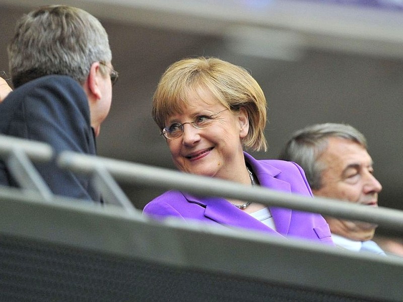 Bundeskanzlerin Angela Merkel verfolgte das Champions-League-Endspiel zwischen Dortmund und Bayern München im Stadion in London.