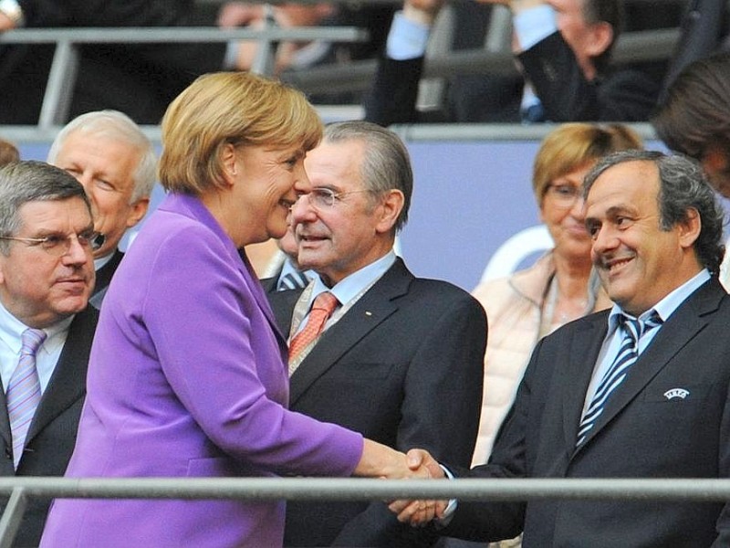 Bundeskanzlerin Angela Merkel verfolgte das Champions-League-Endspiel zwischen Dortmund und Bayern München im Stadion in London.