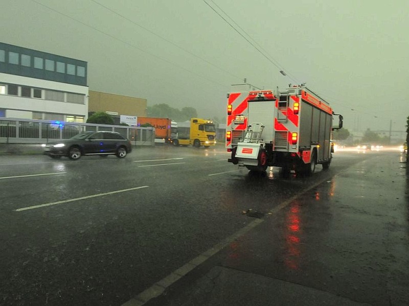 Unwetter im Ennepe-Ruhr-Kreis in Ennepetal, Gevelsberg und Schwelm hat der Starkregen mit Gewitter eine Spur der Verwüstung hinterlassen. Feuerwehr, Technische Betriebe und Polizei arbeiteten bis an den Rand ihrer Kräfte.