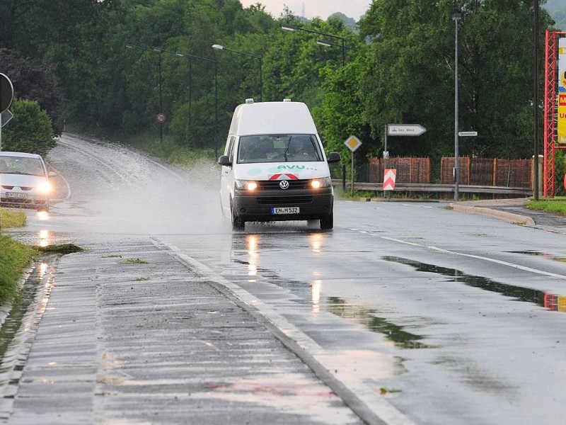 Unwetter im Ennepe-Ruhr-Kreis in Ennepetal, Gevelsberg und Schwelm hat der Starkregen mit Gewitter eine Spur der Verwüstung hinterlassen. Feuerwehr, Technische Betriebe und Polizei arbeiteten bis an den Rand ihrer Kräfte.Foto: Stefan Scherer