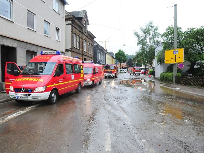 Unwetter im Ennepe-Ruhr-Kreis in Ennepetal, Gevelsberg und Schwelm hat der Starkregen mit Gewitter eine Spur der Verwüstung hinterlassen. Feuerwehr, Technische Betriebe und Polizei arbeiteten bis an den Rand ihrer Kräfte.Foto: Stefan Scherer