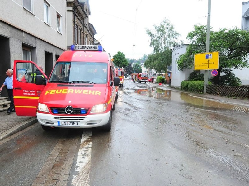 Unwetter im Ennepe-Ruhr-Kreis in Ennepetal, Gevelsberg und Schwelm hat der Starkregen mit Gewitter eine Spur der Verwüstung hinterlassen. Feuerwehr, Technische Betriebe und Polizei arbeiteten bis an den Rand ihrer Kräfte.Foto: Stefan Scherer