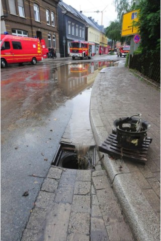 Unwetter im Ennepe-Ruhr-Kreis in Ennepetal, Gevelsberg und Schwelm hat der Starkregen mit Gewitter eine Spur der Verwüstung hinterlassen. Feuerwehr, Technische Betriebe und Polizei arbeiteten bis an den Rand ihrer Kräfte.Foto: Stefan Scherer