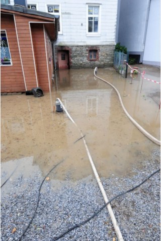 Unwetter im Ennepe-Ruhr-Kreis in Ennepetal, Gevelsberg und Schwelm hat der Starkregen mit Gewitter eine Spur der Verwüstung hinterlassen. Feuerwehr, Technische Betriebe und Polizei arbeiteten bis an den Rand ihrer Kräfte.Foto: Stefan Scherer