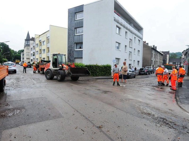 Unwetter im Ennepe-Ruhr-Kreis in Ennepetal, Gevelsberg und Schwelm hat der Starkregen mit Gewitter eine Spur der Verwüstung hinterlassen. Feuerwehr, Technische Betriebe und Polizei arbeiteten bis an den Rand ihrer Kräfte.Foto: Stefan Scherer