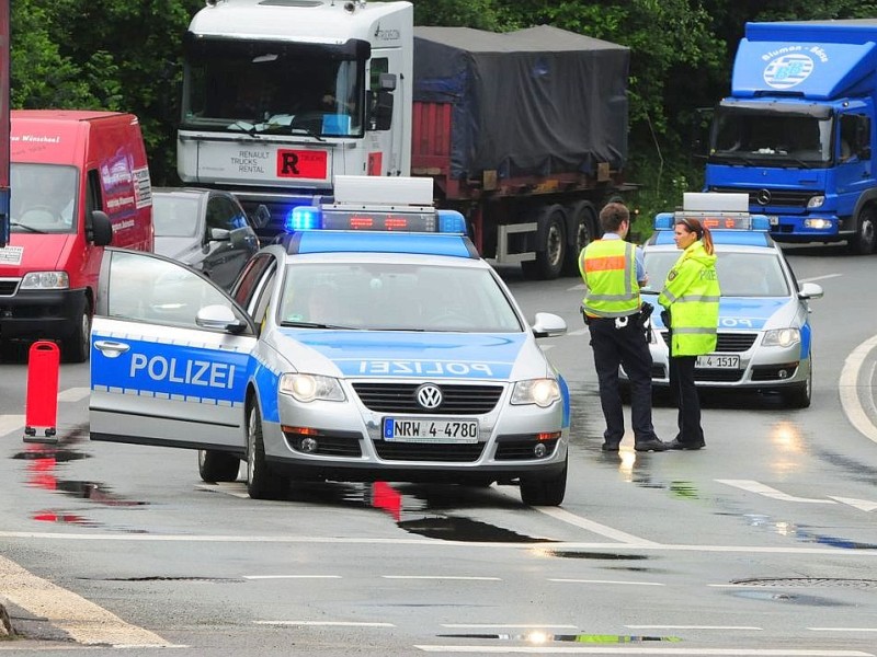 Unwetter im Ennepe-Ruhr-Kreis in Ennepetal, Gevelsberg und Schwelm hat der Starkregen mit Gewitter eine Spur der Verwüstung hinterlassen. Feuerwehr, Technische Betriebe und Polizei arbeiteten bis an den Rand ihrer Kräfte.Foto: Stefan Scherer