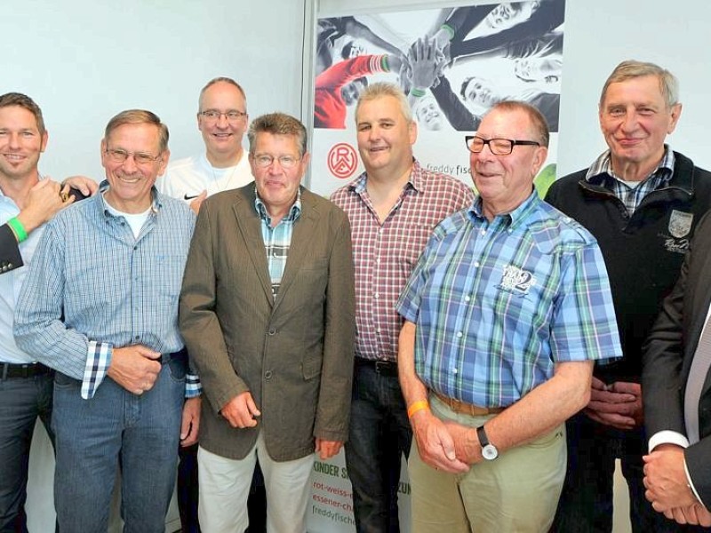 V.lks: Freddy Fischer, Michael Passon (NRZ), Alfons Reyering (Platzwart SV Werth), Arnd Brechmann (Vorstand FFS), Heinrich Schmeink (Platzwart SUS Isselburg), Stefan Tekaat (Platzwart 1. FC Heelden), Eduard Kreyenbrink (Platzwart TC Isselburg), Johannes Gosseling (Platzwart SC Westfalia), Stefan Lukai (Vorstandsmitglied Sparkasse Essen).