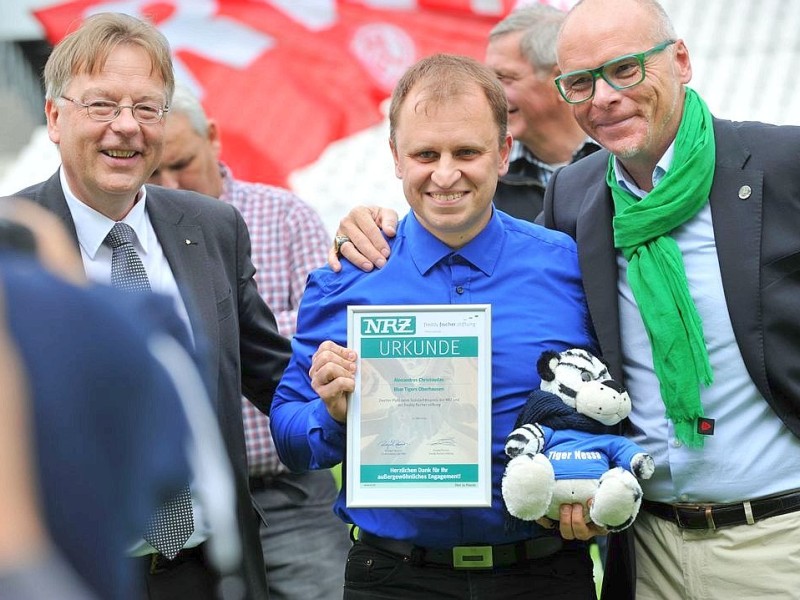 Der Zweitplatzierte Alexandros Christoudas flankiert von Sparkassen-vorstand Stefan Lukai und Freddy Fischer.