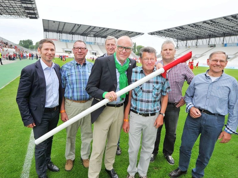 Freddy Fischer (mitte) und Michael Passon (NRZ, lks.) inmitten der erstplatzierten Platzwartev.lks: Eduard Kreyenbrink (TC Isselburg), Johannes Gosseling (SC Westfalia), Stefan Tekaat (1. FC Heelden), Heinrich Schmeink (SUS Isselburg), Alfons Reyering (SV Werth) an der Eckfahne auf dem Rasen des RWE Stadions an der Hafenstraße.