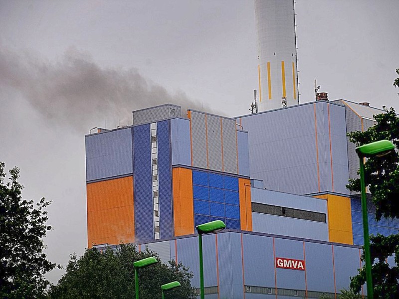 Aus der Müllverbrennungsanlage steigt dunkler Rauch Foto: Gerd Wallhorn / WAZ FotoPool