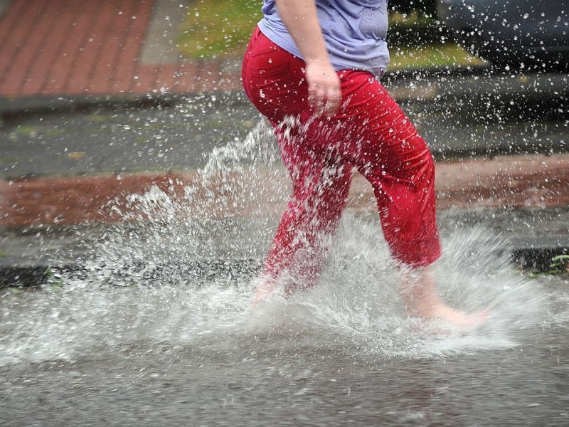 Das Wasser fließt wie ein Bach die Katharinenstraße herab. Foto: Gerd Wallhorn / WAZ FotoPool