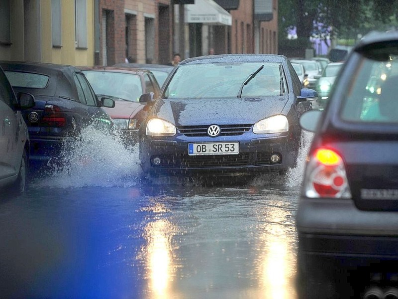 Das Wasser fließt wie ein Bach die Katharinenstraße herab. Foto: Gerd Wallhorn / WAZ FotoPool