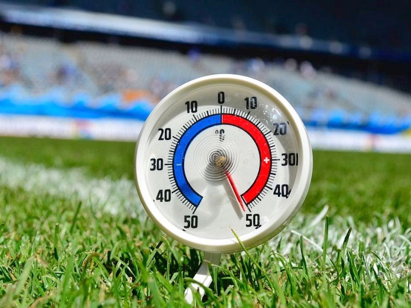 Ein Thermometer zeigt in der Allianz-Arena in München vor der Zweitligapartie zwischen dem TSV 1860 München und FSV Frankfurt 50 Grad an.