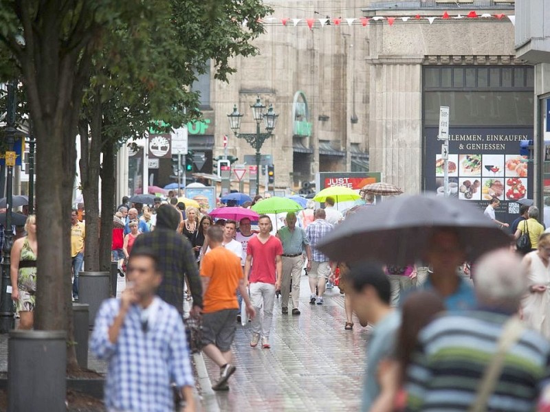 Regen in der Altstadt in Düsseldorf.Foto: Bernd Lauter / WAZ FotoPool