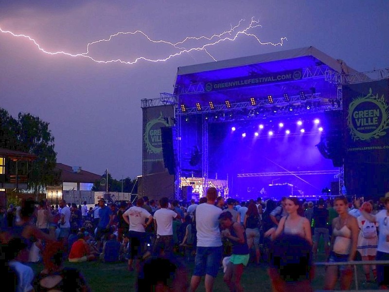 Ein Blitz ist auf dem Greenville-Festival über der Bühne zu sehen.